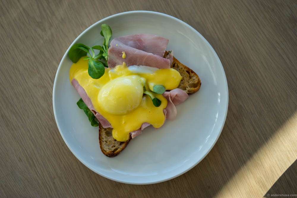 Egg Benedicte. Bread from Handwerk, egg from Korsvold, ham from Grøstad and hollandaise.