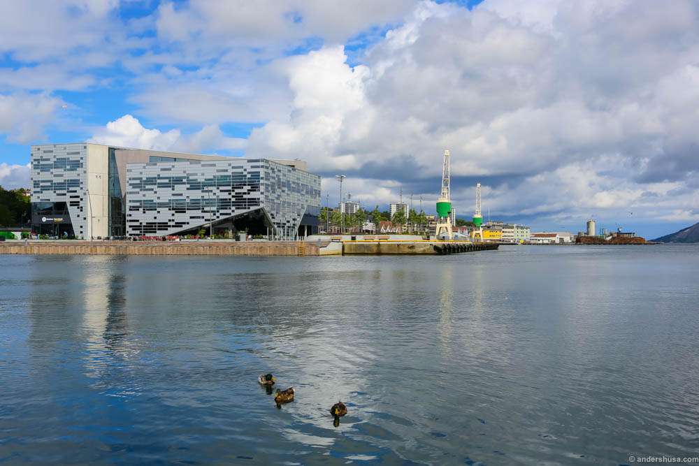 Mondo is beautifully located in "Havnespeilet" on the pier