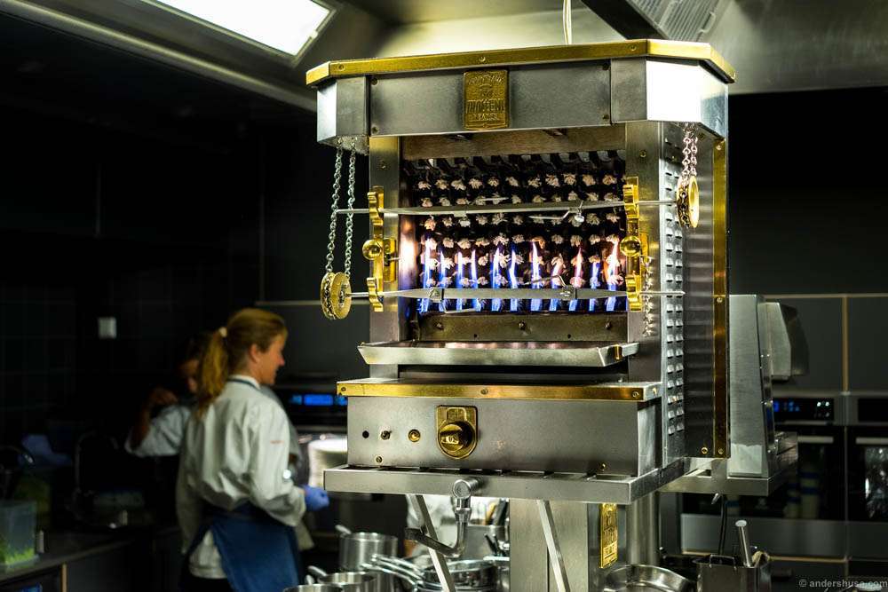 André told me that during his time in Oro the rotisserie always burned, but was never in use. That myth was confirmed this night as well. Just for show.