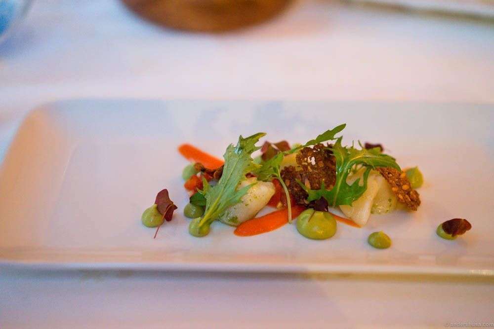 Scallops from Hitra with a red pepper sauce, avocado cream and crispy rye bread. Very tasty and well balanced, but the presentation was not the most exciting.