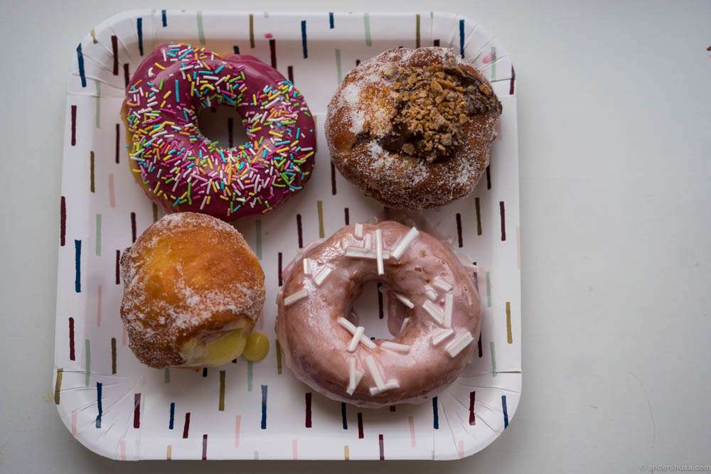 1 hour later these babies were on my plate. Clockwise from top left: Raspberry glazing with sprinkles, chocolate filling with Daim sprinkles, straweberry glazing and lemon curd filling. Luckily I met some friends outside to share them with.