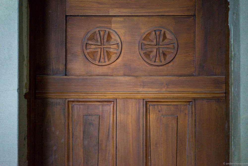 Details of the doors leading into the cocktail bar "Gullbaren."