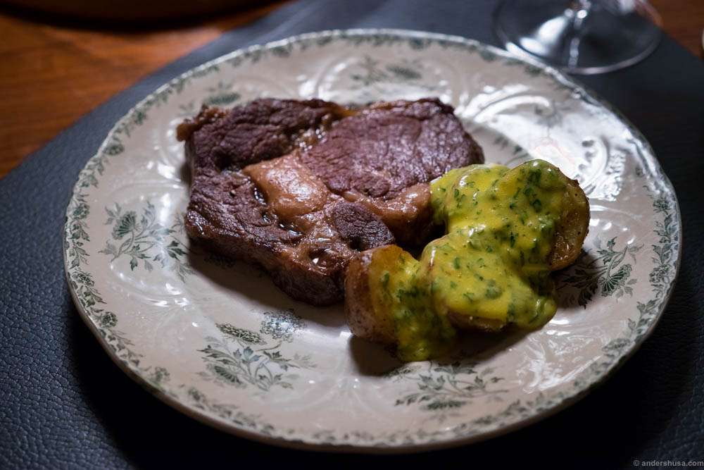 Entrecôte with intense flavor and butter-soft fat. Fried potatoes and béarnaise