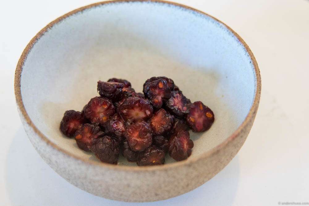 Mulberry and rose! Which reminded me I still haven't found the 200-years-old Mulberry trees in the King's Garden, which I've read somewhere that René Redzepi recommended to check out
