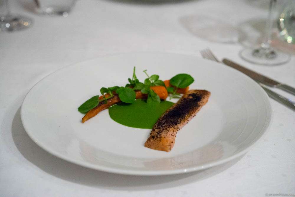 Kid (9 weeks) with dehydrated carrots, spinach and watercress sauce and dried seaweed with flavor of truffle
