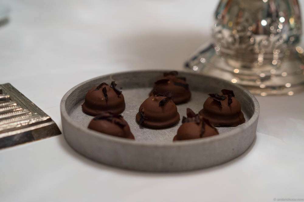 Chocolate-coated marshmallow treats with søl