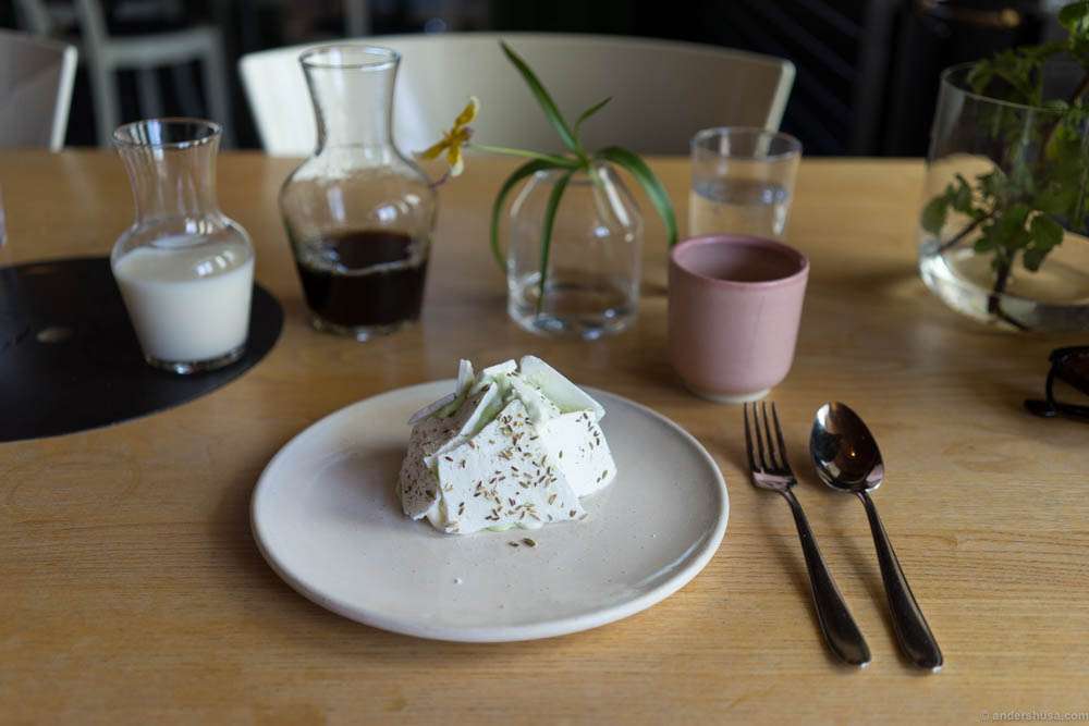 Semi-freddo of sorrel with spice meringue