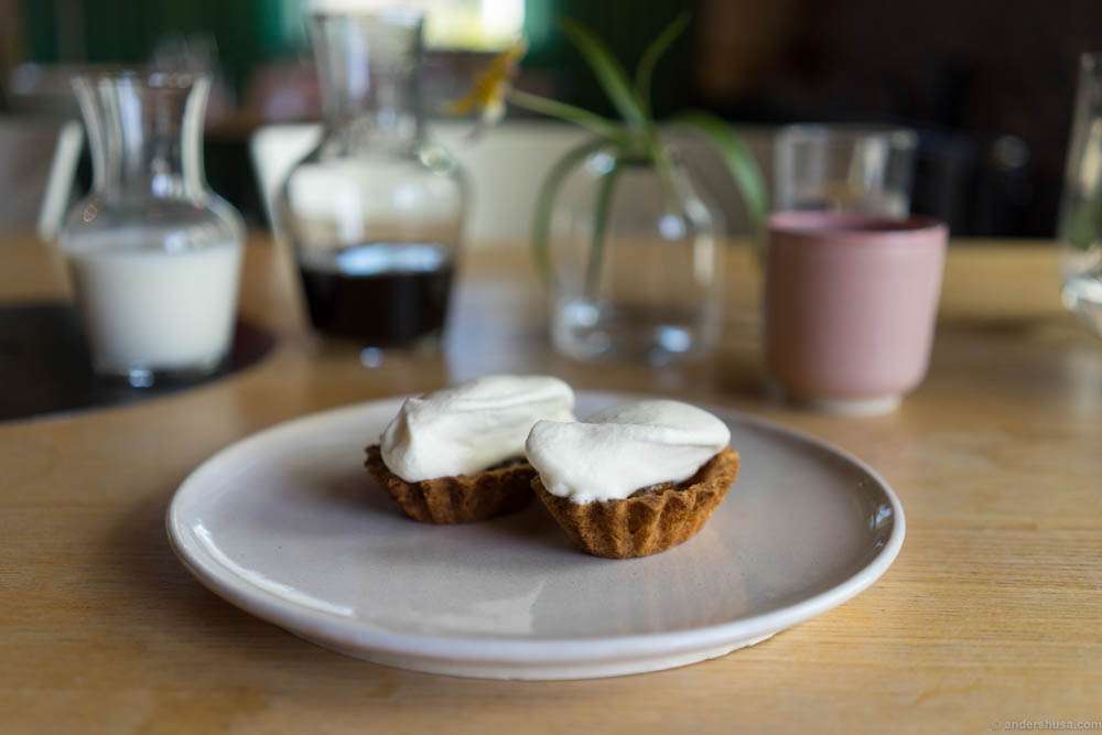 Almond biscuits with burnt clementine