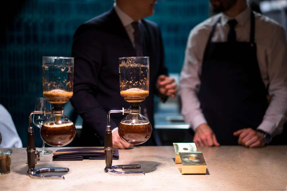 Brewing siphon coffee