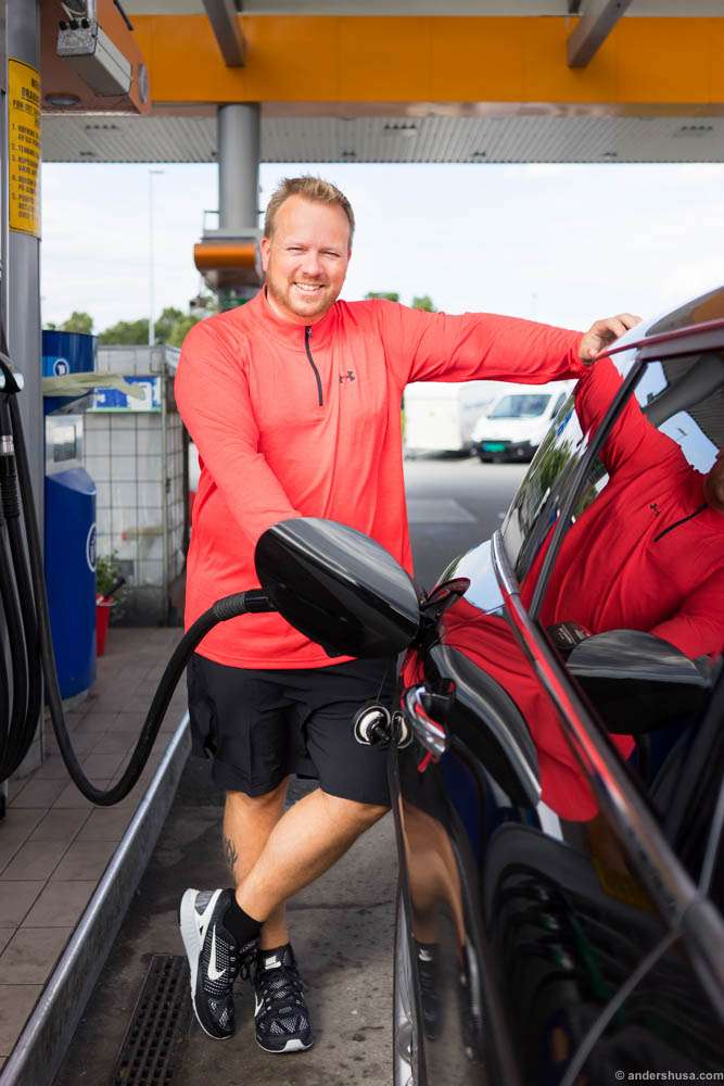 André tanking the car at Statoil Lura. A new day of eating can commence
