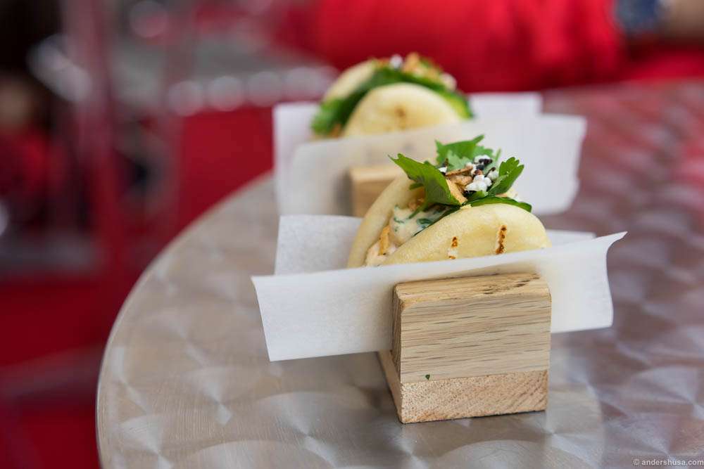 The steambun with king crab "Skagenrøre" and chanterelles