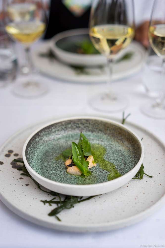 Tartare of scallops from Frøya with searocket, kelp and squid ink toast