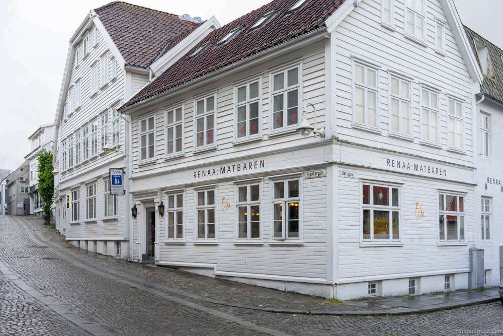 The Renaa restaurant house, with Renaa Matbaren in view. Entrance to Re-Naa further up the street