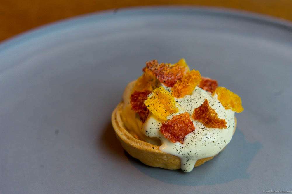Tart with lemon curd, ice cream infused with firewood and coal and dried citrus fruits (orange, clementine, and grapefruit)