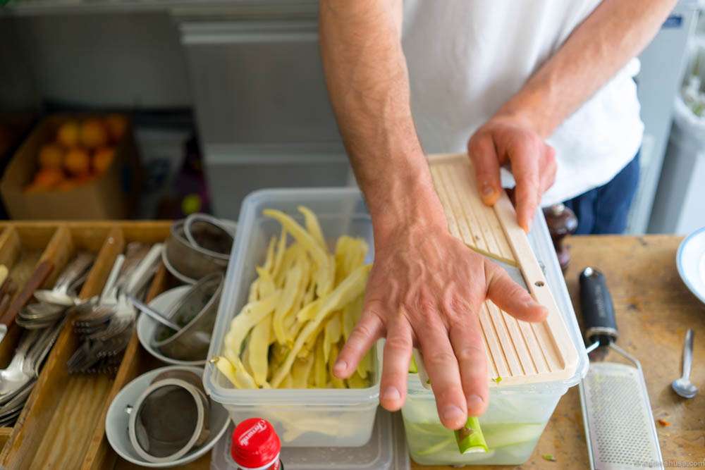Shredding white asparagus
