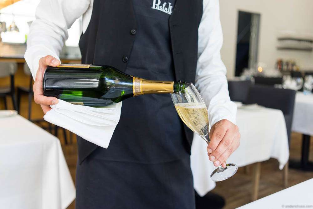 Pouring the bubblies at Pasfall