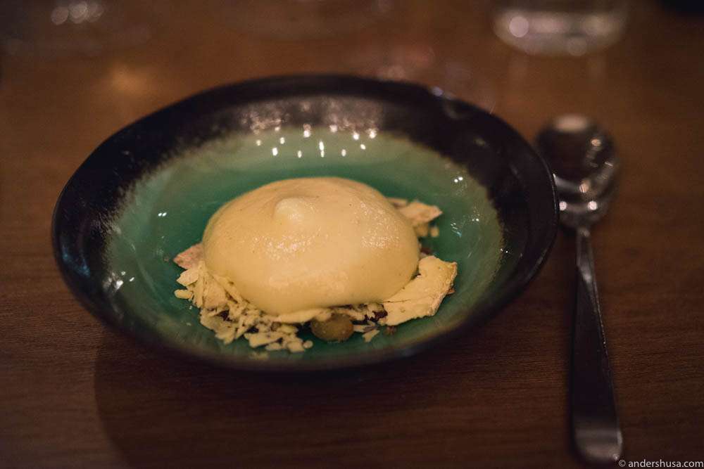 Råblåe blue cheese from Grindal gårdsysteri, butter fried rye bread, and an espuma pear puree