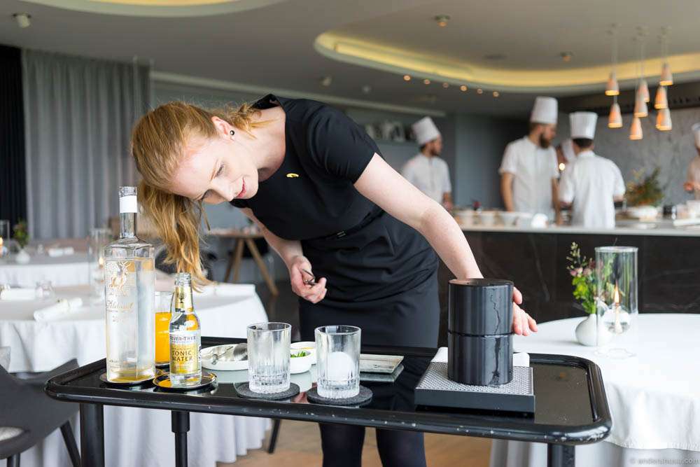 Head sommelier Helle Hasting preparing our gin & tonic