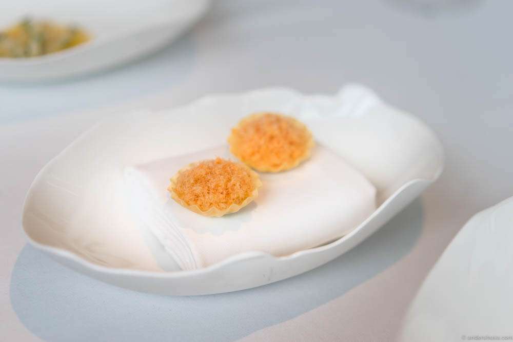 Tartelette with scallop mousse & dried trout flavored with juniper