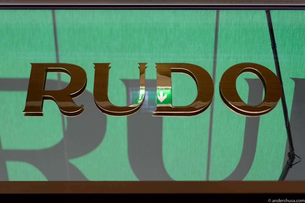 The brass color is dominant at Rudo