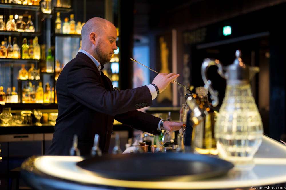 Bar manager Chris Grøtvedt mixin' up some superb cocktails
