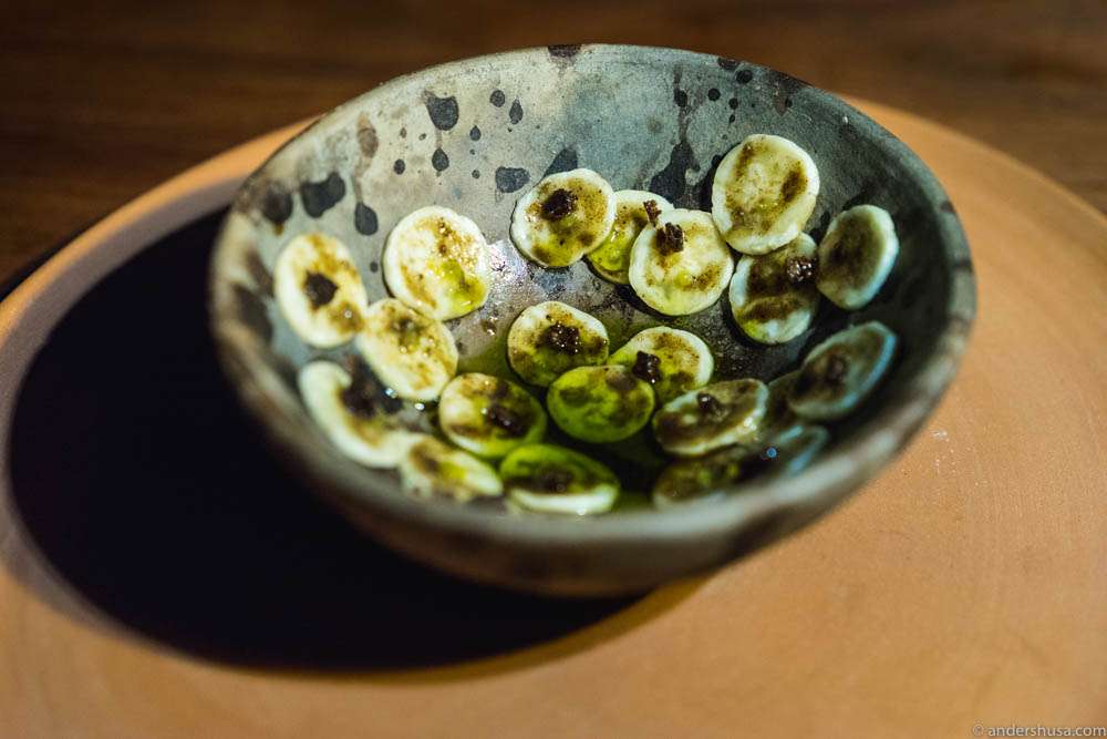 Plátanos manzano (small local bananas), oil of roasted seaweed, burnt banana skin