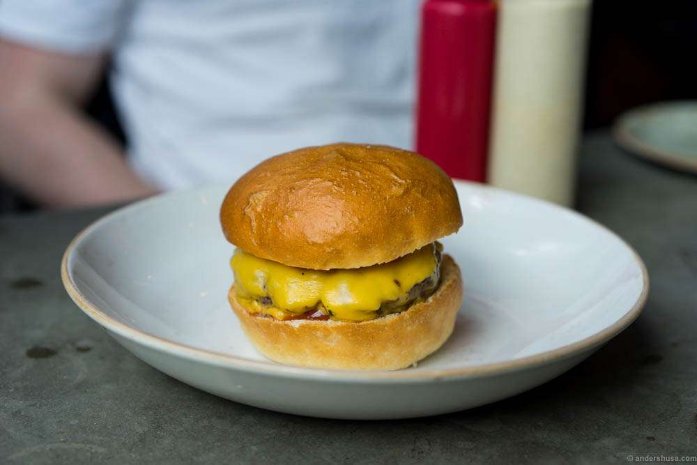 Cheeseburger at Kverneriet – NOK 129