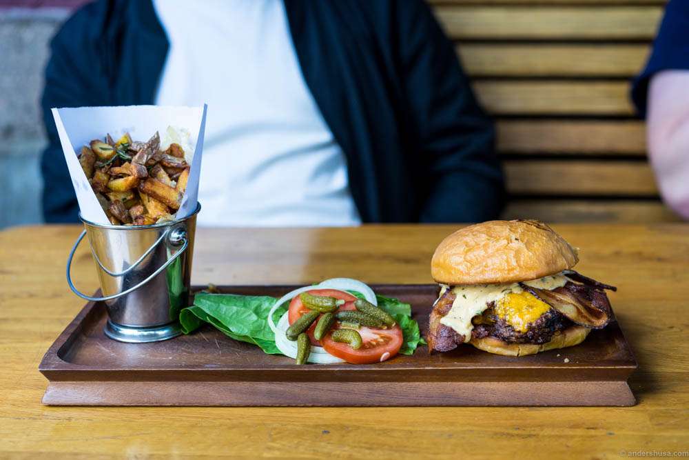 St. Lars burger and fries – NOK 239