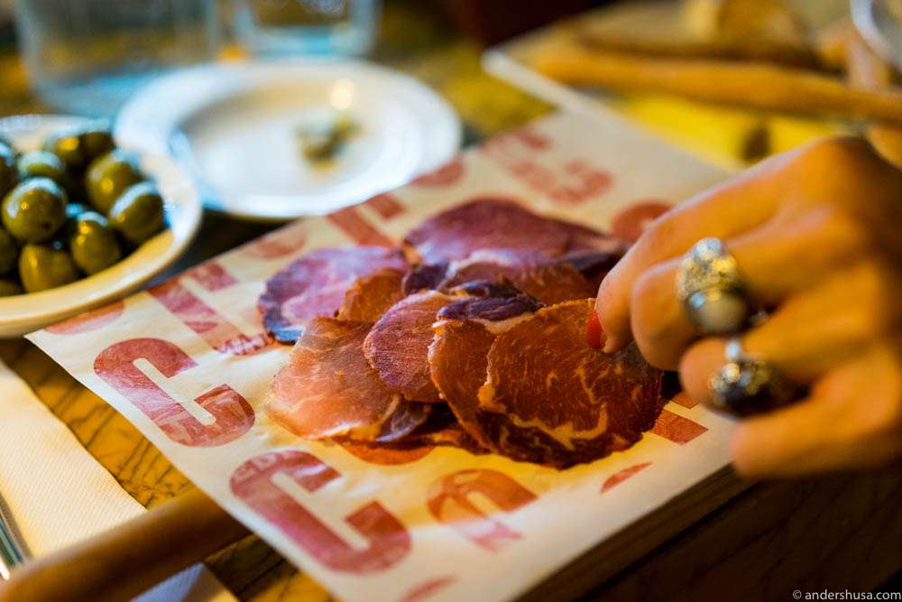 Lomo Ibérico and olives Brutal