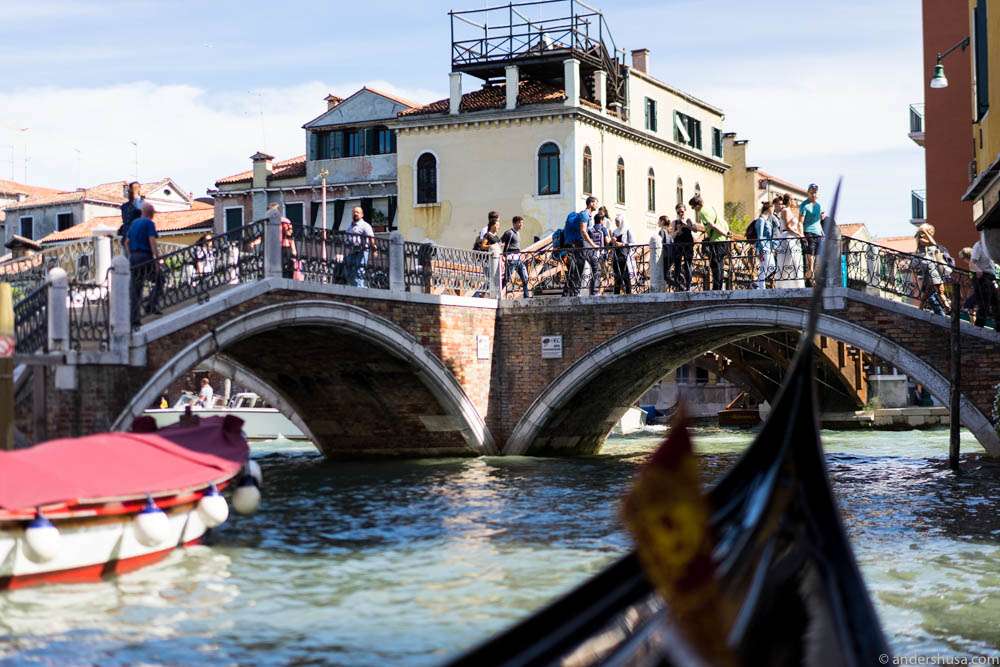 A constant flow of new tourists arrive and depart from Venice