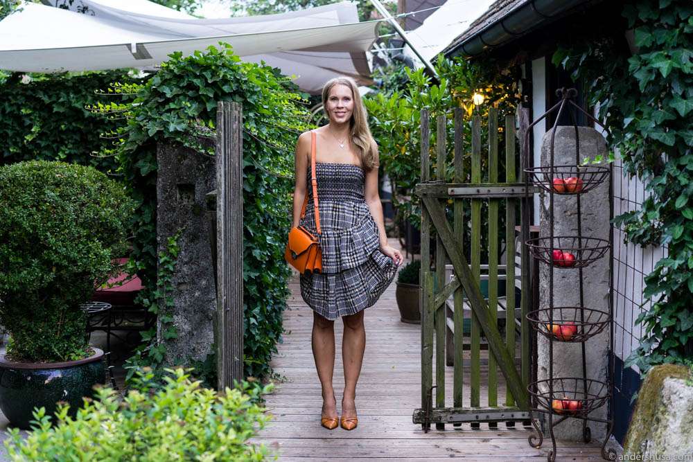 Hedda Over Heels dressed for dinner – in heels