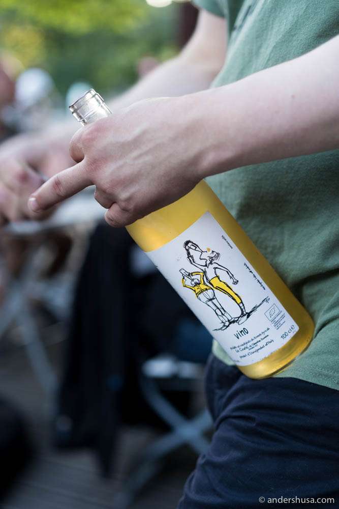 Popping a bottle of 2017 Le Coste Litrozzo Blanc