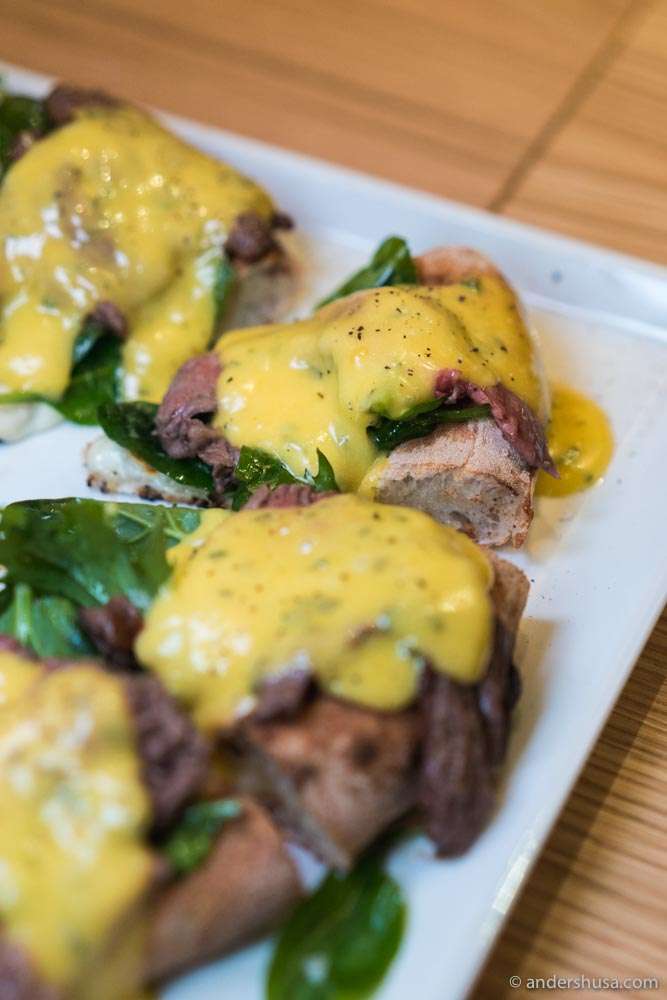 The Entrecôte pizza is topped with steak and a béarnaise sauce.