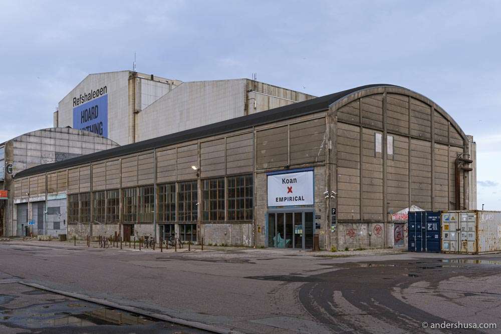 Koan is located inside the Empirical distillery on Refshaleøen.