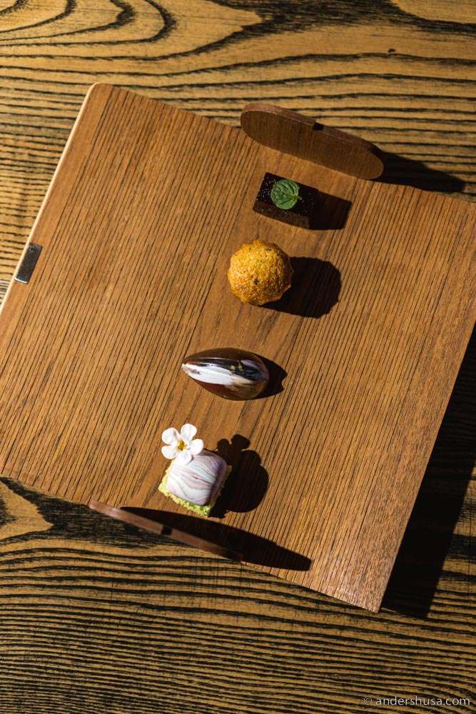 Petits fours.